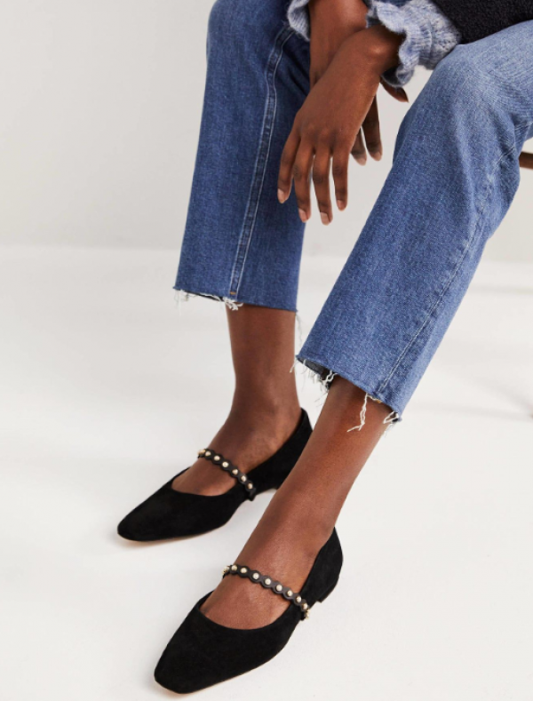 Sepatu ballet flats dengan aksen mutiara